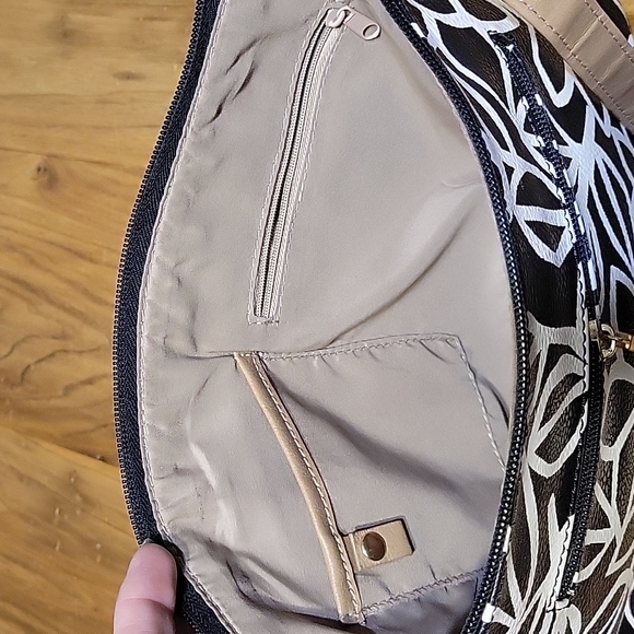 NWOT Relic Oh Happy Day black and white w/ tan adjustable strap crossbody purse - Picture 6 of 11